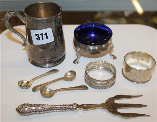 Silver plated christening mug, salt cellar, two napkin rings, 3 salt spoons and a bread fork(-)